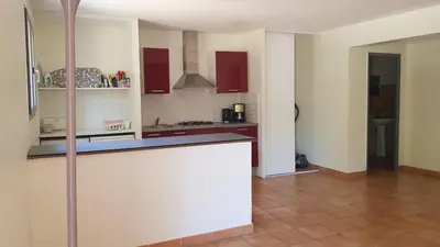 Cuisine ou kitchenette dans l'établissement domaine d alistro avec grande piscine