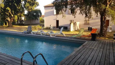 Piscine de l'établissement domaine d alistro avec grande piscine ou située à proximité