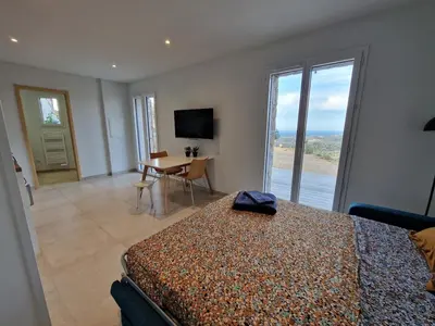 Télévision ou salle de divertissement dans l'établissement Studio neuf , vue mer et montagne
