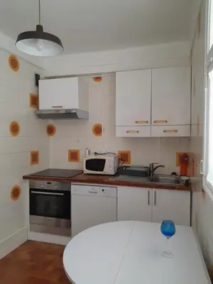 Cuisine ou kitchenette dans l'établissement grand T3 centre ville climatisé