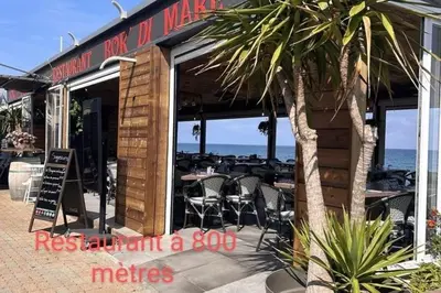 Vue générale sur la mer ou vue sur la mer prise depuis l'appartement