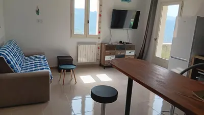 Télévision ou salle de divertissement dans l'établissement Maison pour 6 avec piscine