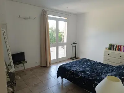 Un ou plusieurs lits dans un hébergement de l'établissement Appartement avec terrasse vue sur mer