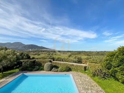 Vue générale sur la montagne ou vue sur la montagne depuis la villa