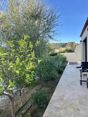 Jardin de l'établissement Belle villa avec piscine-4 personnes