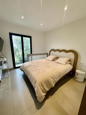 Un ou plusieurs lits dans un hébergement de l'établissement Belle villa avec piscine-4 personnes