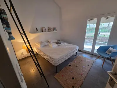 Un ou plusieurs lits dans un hébergement de l'établissement Casa Flora avec piscine à 300m de la mer