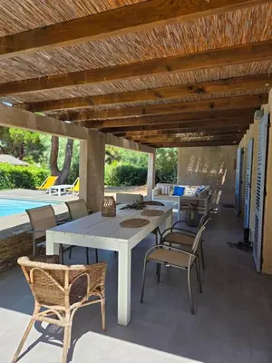 Piscine de l'établissement Casa Flora avec piscine à 300m de la mer ou située à proximité