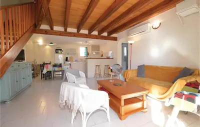 Coin salon dans l'établissement Nice Home In Prunete With Wifi