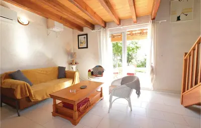 Coin salon dans l'établissement Nice Home In Prunete With Wifi