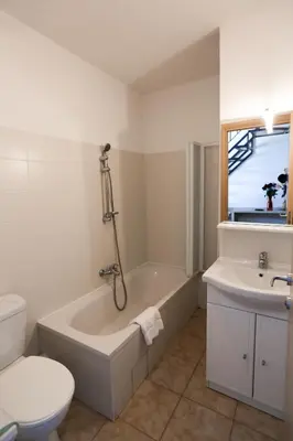 Salle de bains dans l'établissement Terres de France - Les Hauts du Maquis