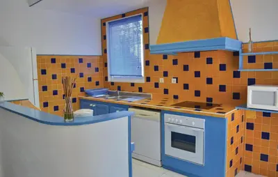 Cuisine ou kitchenette dans l'établissement Cozy Apartment In Talasani