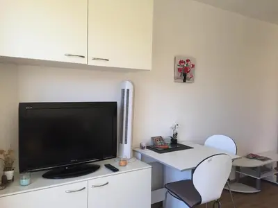 Télévision ou salle de divertissement dans l'établissement Calvi au soleil