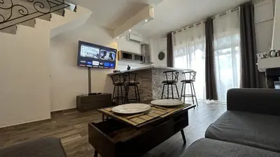 Télévision ou salle de divertissement dans l'établissement Appartement Maenat