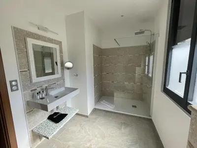 Salle de bains dans l'établissement Hôtel de la Restonica