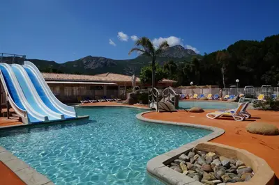 Piscine de l'établissement Camping Les Castors ou située à proximité