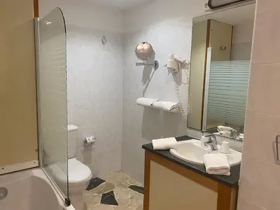 Salle de bains dans l'établissement Grand Hôtel De Calvi