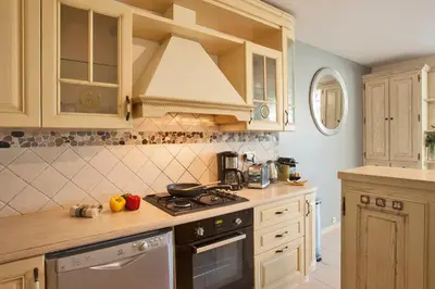 Cuisine ou kitchenette dans l'établissement Mare appart avec jardin et bbq vue mer et montagne plage et port à 2 pas