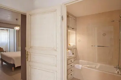 Salle de bains dans l'établissement Mare appart avec jardin et bbq vue mer et montagne plage et port à 2 pas
