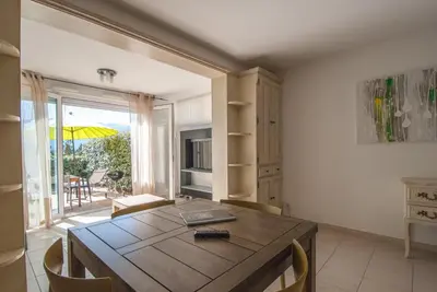 Télévision ou salle de divertissement dans l'établissement Mare appart avec jardin et bbq vue mer et montagne plage et port à 2 pas
