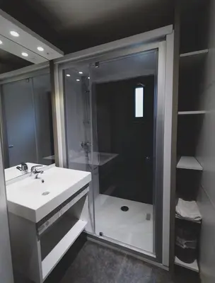 Salle de bains dans l'établissement Camping Les Oliviers