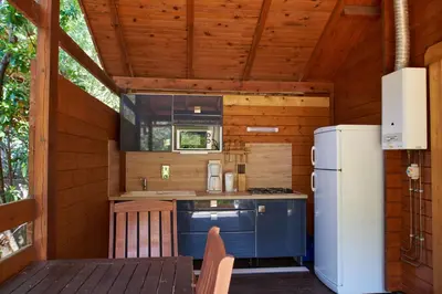 Cuisine ou kitchenette dans l'établissement Camping Les Oliviers