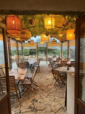 Restaurant ou autre lieu de restauration dans l'établissement L'Aghjalle