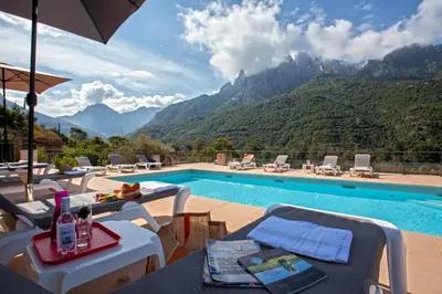 Vue générale sur la montagne ou vue sur la montagne depuis l'hôtel