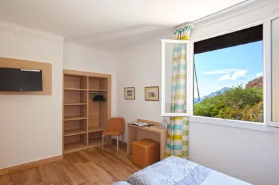 Télévision ou salle de divertissement dans l'établissement Hotel Kalliste