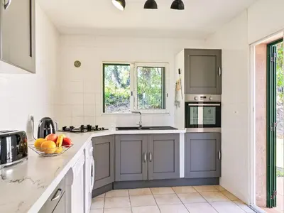 Cuisine ou kitchenette dans l'établissement Holiday Home Maison Christian by Interhome