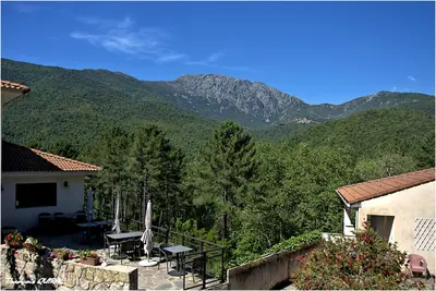 Vue générale sur la montagne ou vue sur la montagne depuis l'hôtel