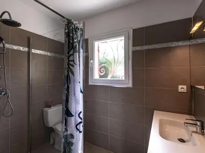 Salle de bains dans l'établissement Holiday Home Villa Marie-Jo by Interhome