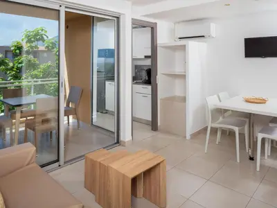 Cuisine ou kitchenette dans l'établissement Apartment MB4 piscine by Interhome