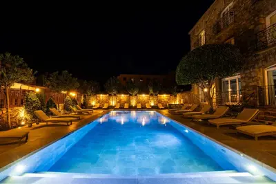Piscine de l'établissement Hôtel L'Abbaye ou située à proximité