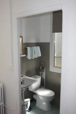 Salle de bains dans l'établissement 1er Consul SAS a Bussinca