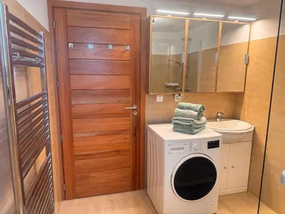 Salle de bains dans l'établissement T2 Les Aloes