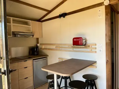 Cuisine ou kitchenette dans l'établissement Ri-Veu corse dans camping marina di sorbo