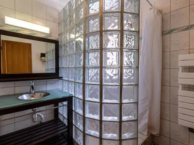 Salle de bains dans l'établissement Holiday Home Migone de Sampolo by Interhome