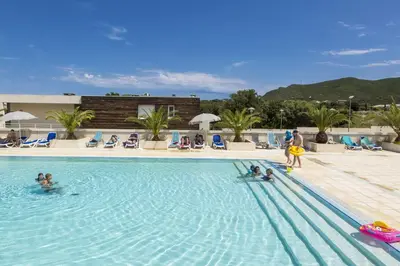 Piscine de l'établissement Résidence Odalys Les Villas de Bel Godère ou située à proximité