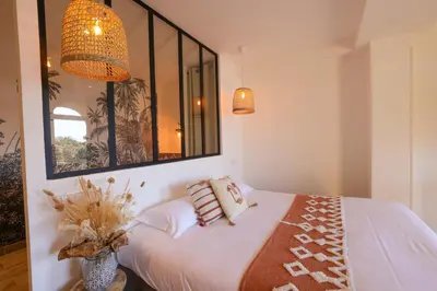 Un ou plusieurs lits dans un hébergement de l'établissement Le Saint Erasme, Hotel Eco Friendly