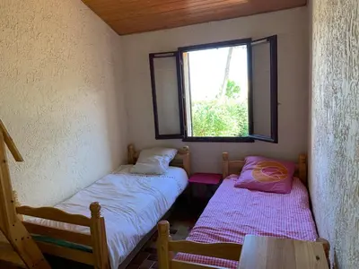 Un ou plusieurs lits dans un hébergement de l'établissement Maison dans Marina privée pieds dans l'eau - Vue mer - Mer à 50 m - Terrasse & jardin sur mer