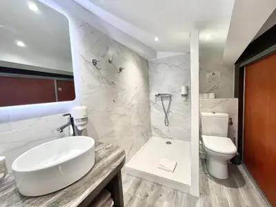 Salle de bains dans l'établissement Appartement vue mer Christophe Colomb 140m2