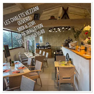 Restaurant ou autre lieu de restauration dans l'établissement Gîtes les Chalets Vezzani Spa