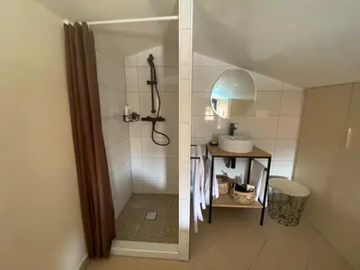 Salle de bains dans l'établissement Lozari Beach