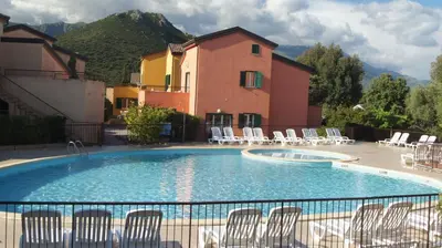 Piscine de l'établissement Lozari Beach ou située à proximité