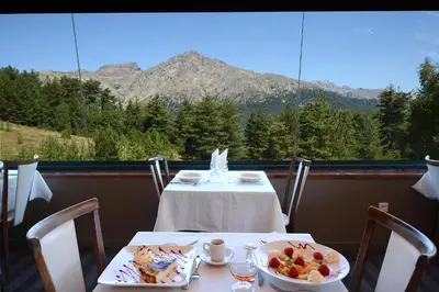 Vue générale sur la montagne ou vue sur la montagne depuis l'hôtel