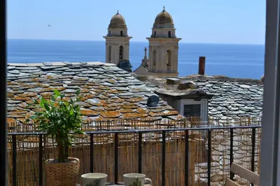 Vue générale sur la mer ou vue sur la mer prise depuis l'appartement