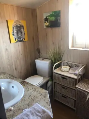 Salle de bains dans l'établissement Maison du bonheur