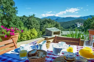 Vue générale sur la montagne ou vue sur la montagne depuis la maison d'hôtes