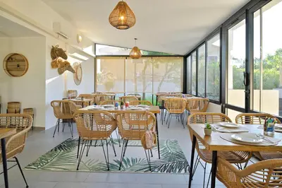 Restaurant ou autre lieu de restauration dans l'établissement Hôtel L'Escale Coté Port